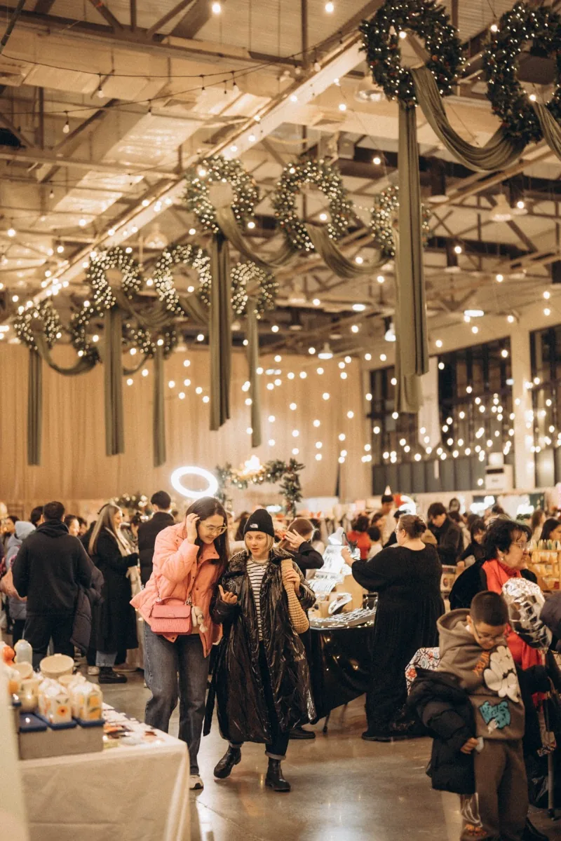 Teplo Market — a festive indoor fair full of visitors